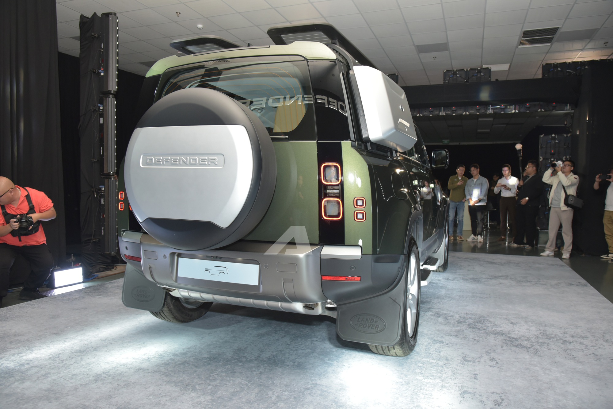 Land Rover Defender 2026 ra mắt Việt Nam: Giá từ 5,1 tỷ đồng, màn hình khủng, có ghế ông chủ và công nghệ off-road 'nhàn tênh' - Ảnh 2