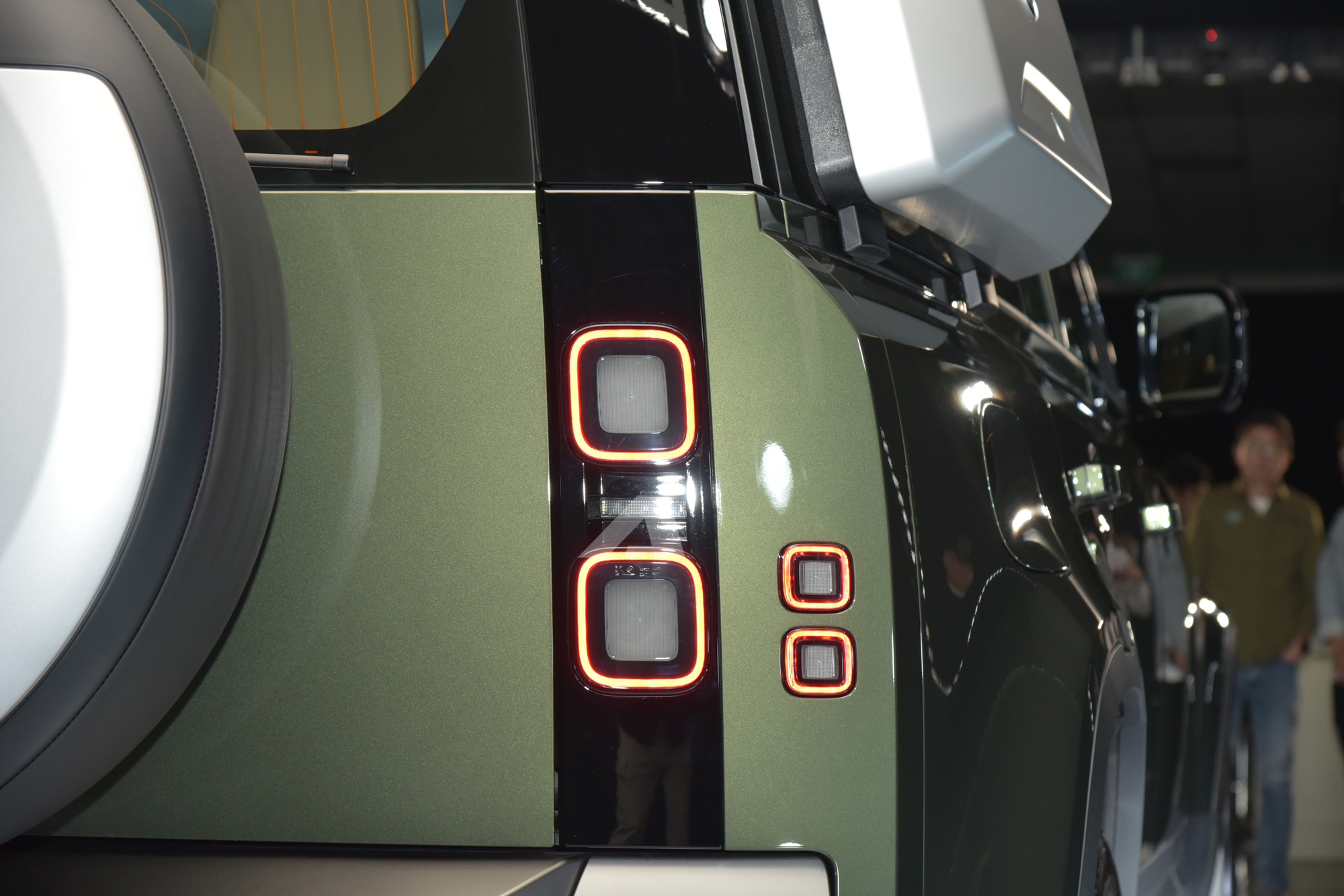 Land Rover Defender 2026 ra mắt Việt Nam: Giá từ 5,1 tỷ đồng, màn hình khủng, có ghế ông chủ và công nghệ off-road 'nhàn tênh' - Ảnh 9