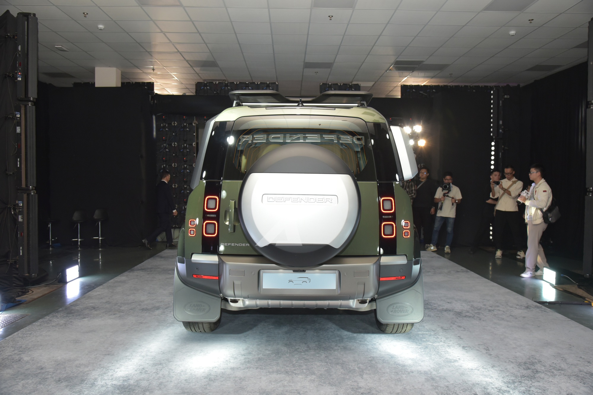 Land Rover Defender 2026 ra mắt Việt Nam: Giá từ 5,1 tỷ đồng, màn hình khủng, có ghế ông chủ và công nghệ off-road 'nhàn tênh' - Ảnh 6