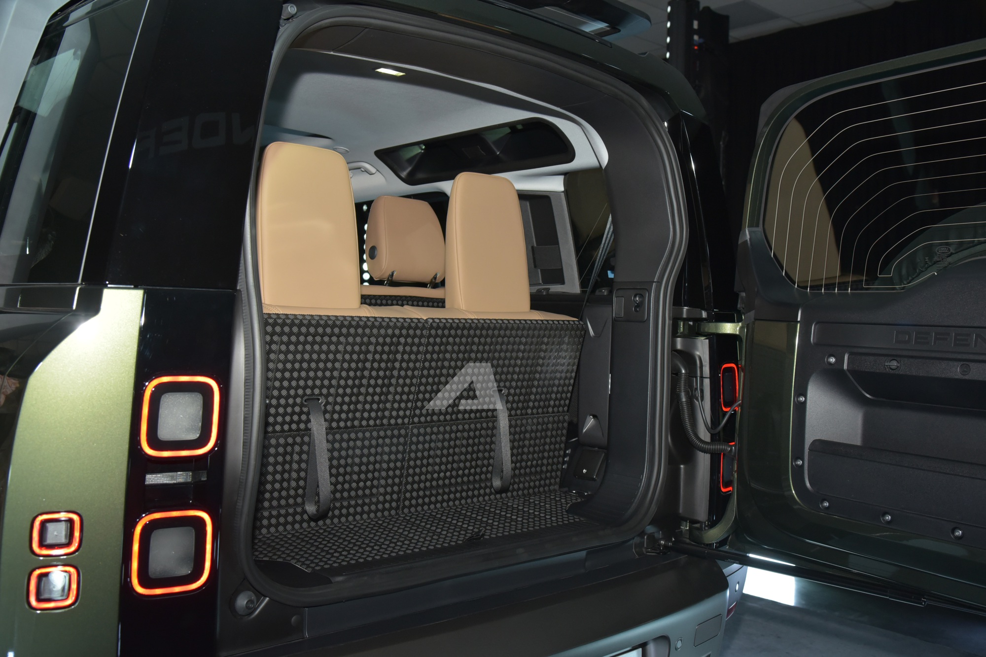 Land Rover Defender 2026 ra mắt Việt Nam: Giá từ 5,1 tỷ đồng, màn hình khủng, có ghế ông chủ và công nghệ off-road 'nhàn tênh' - Ảnh 15