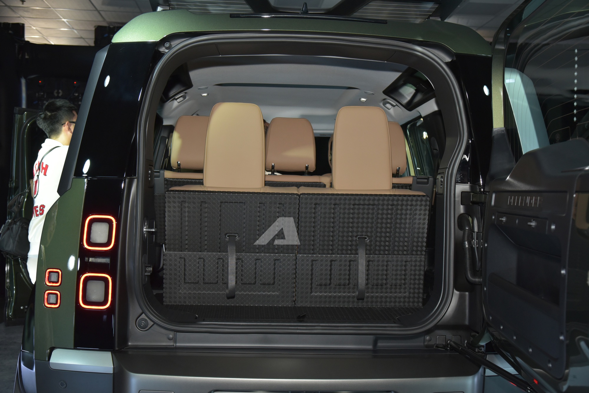 Land Rover Defender 2026 ra mắt Việt Nam: Giá từ 5,1 tỷ đồng, màn hình khủng, có ghế ông chủ và công nghệ off-road 'nhàn tênh' - Ảnh 16