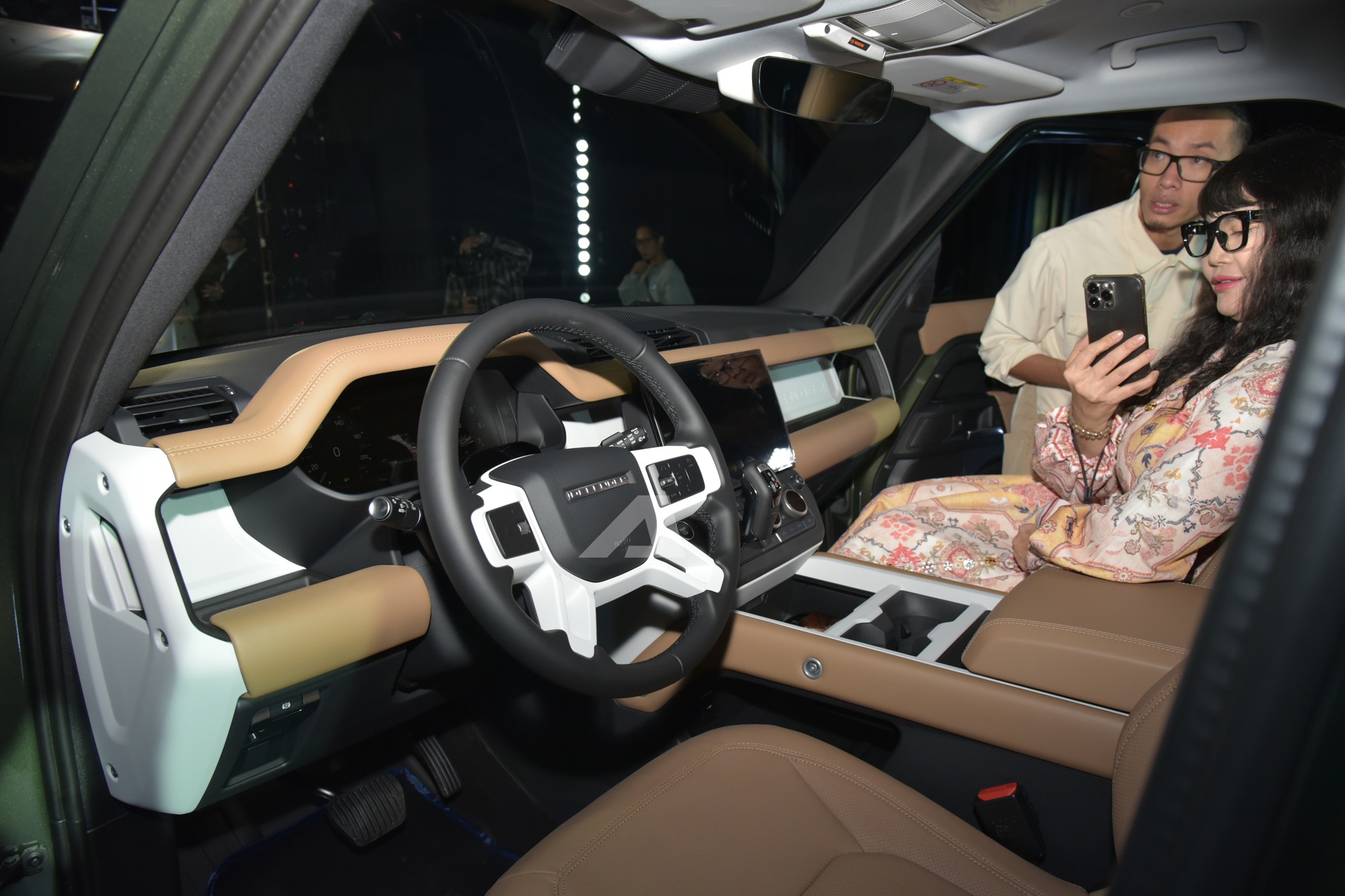 Land Rover Defender 2026 ra mắt Việt Nam: Giá từ 5,1 tỷ đồng, màn hình khủng, có ghế ông chủ và công nghệ off-road 'nhàn tênh' - Ảnh 10