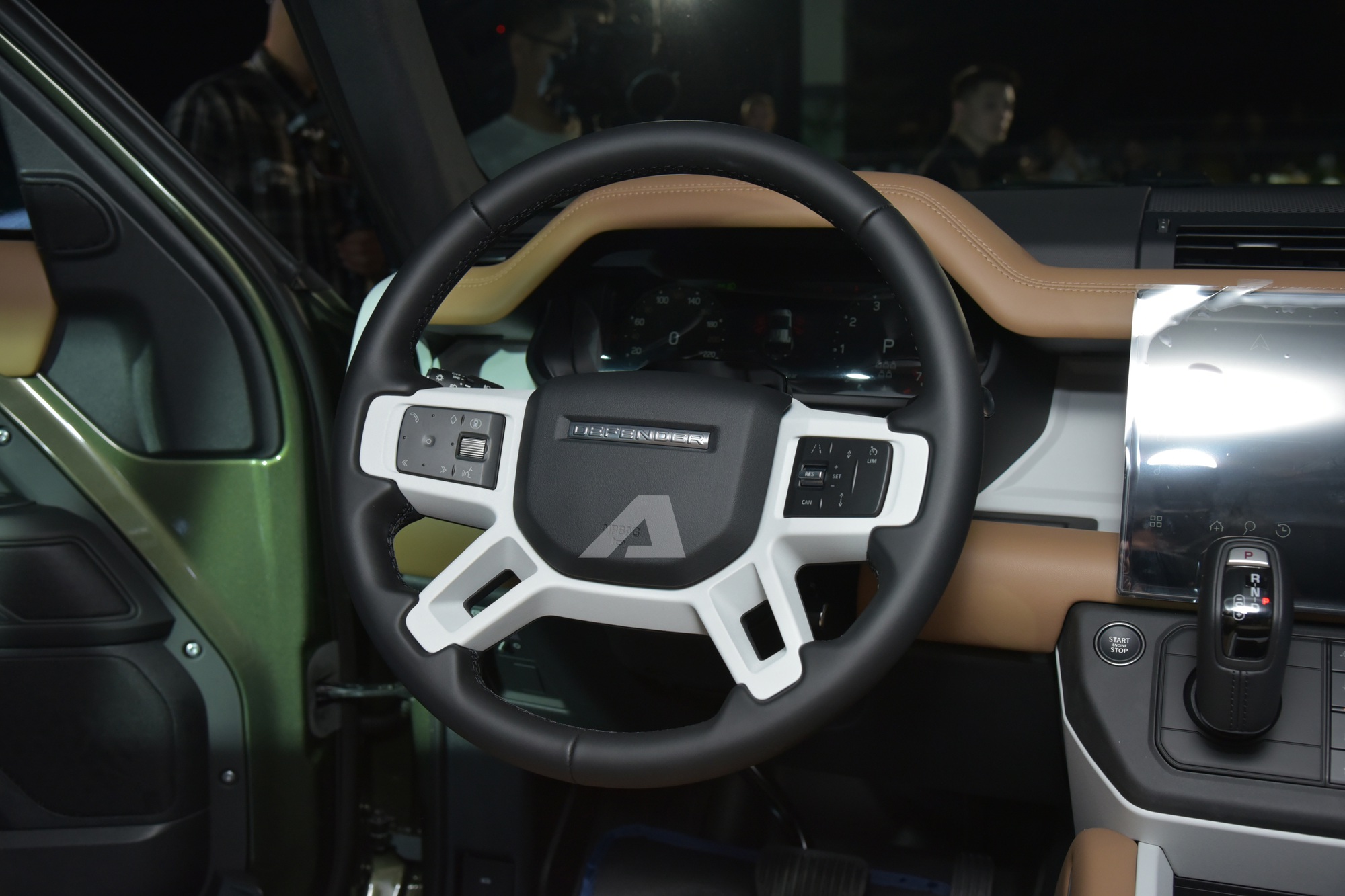 Land Rover Defender 2026 ra mắt Việt Nam: Giá từ 5,1 tỷ đồng, màn hình khủng, có ghế ông chủ và công nghệ off-road 'nhàn tênh' - Ảnh 11