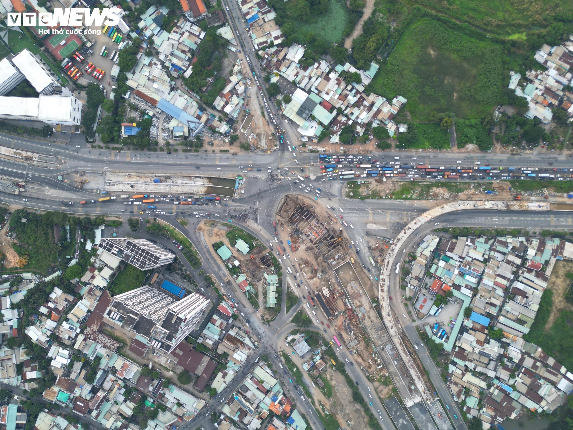 Nhiều lần bị 'tuýt còi' do chậm tiến độ, nút giao 3.400 tỷ TP.HCM hiện ra sao? - Ảnh 13