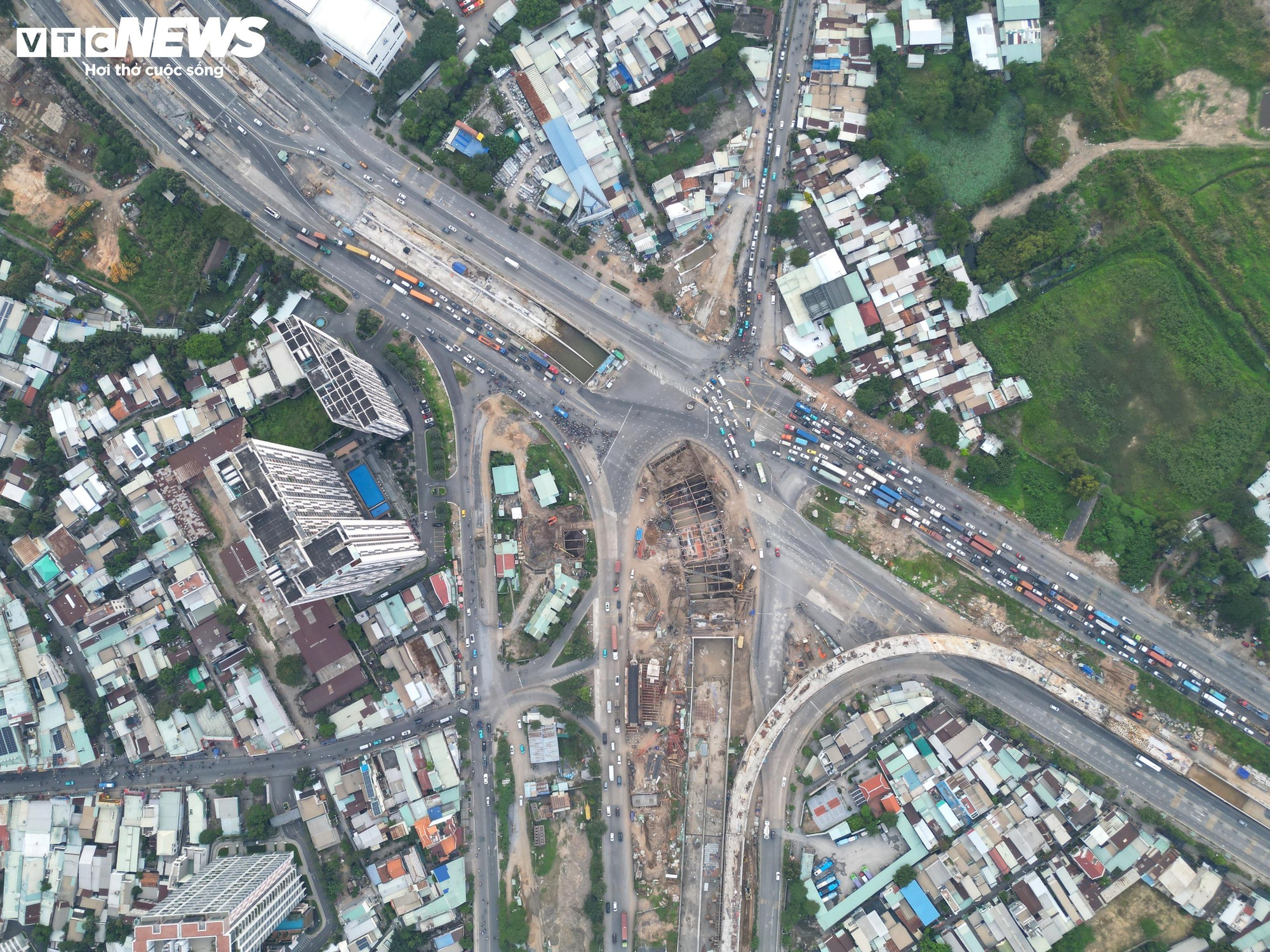 Nhiều lần bị 'tuýt còi' do chậm tiến độ, nút giao 3.400 tỷ TP.HCM hiện ra sao? - Ảnh 1