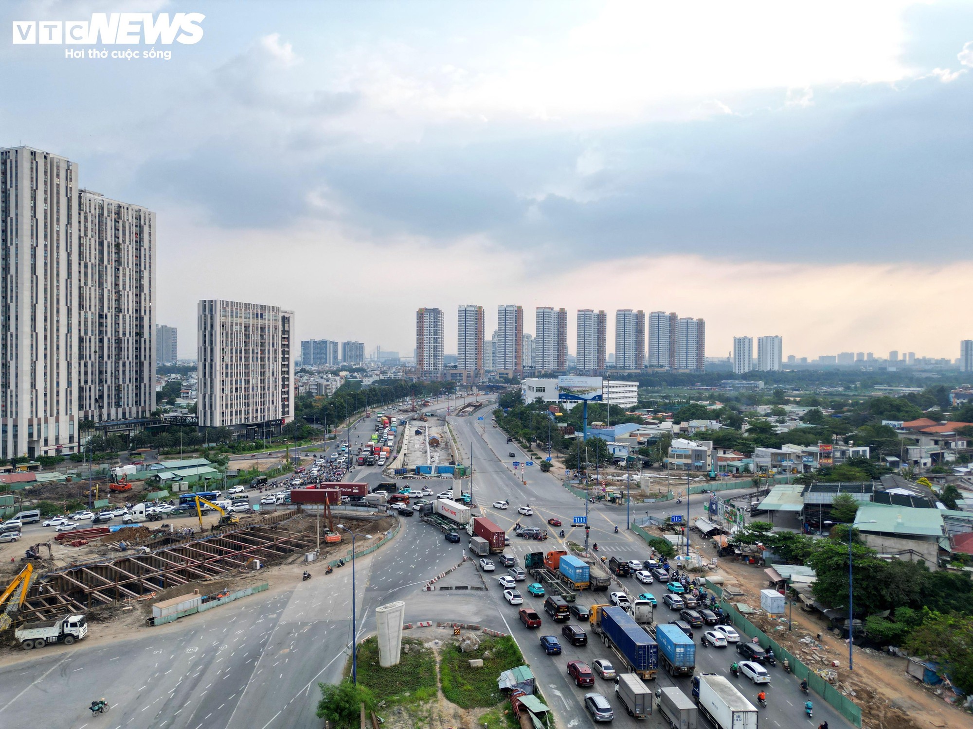 Nhiều lần bị 'tuýt còi' do chậm tiến độ, nút giao 3.400 tỷ TP.HCM hiện ra sao? - Ảnh 11