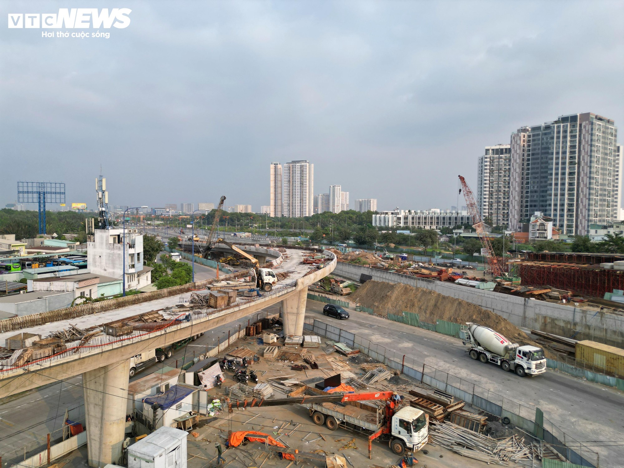 Nhiều lần bị 'tuýt còi' do chậm tiến độ, nút giao 3.400 tỷ TP.HCM hiện ra sao? - Ảnh 12