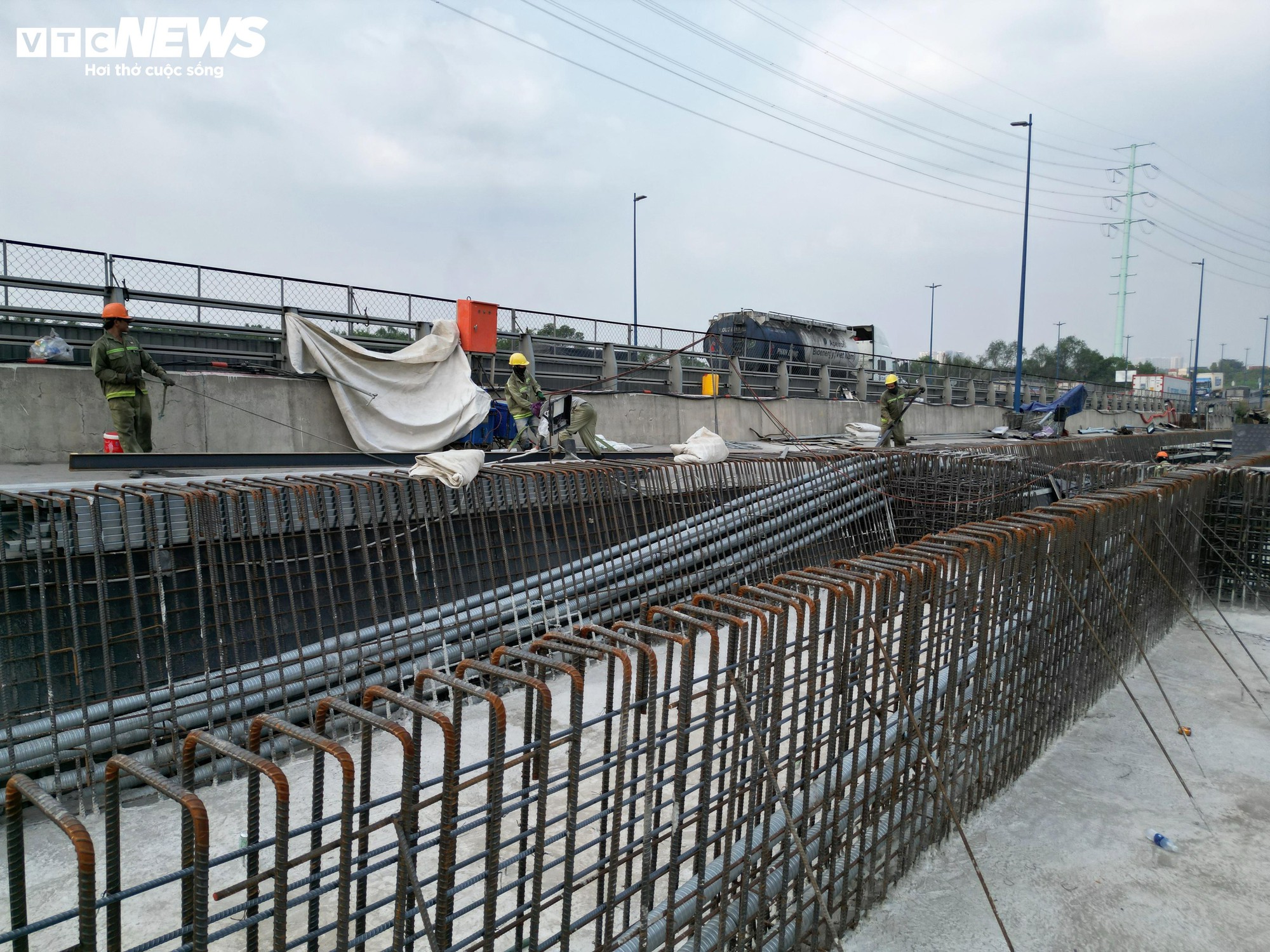 Nút giao kẹt xe bậc nhất TP.HCM tăng tốc thi công sau nhiều lần chậm tiến độ - Ảnh 7