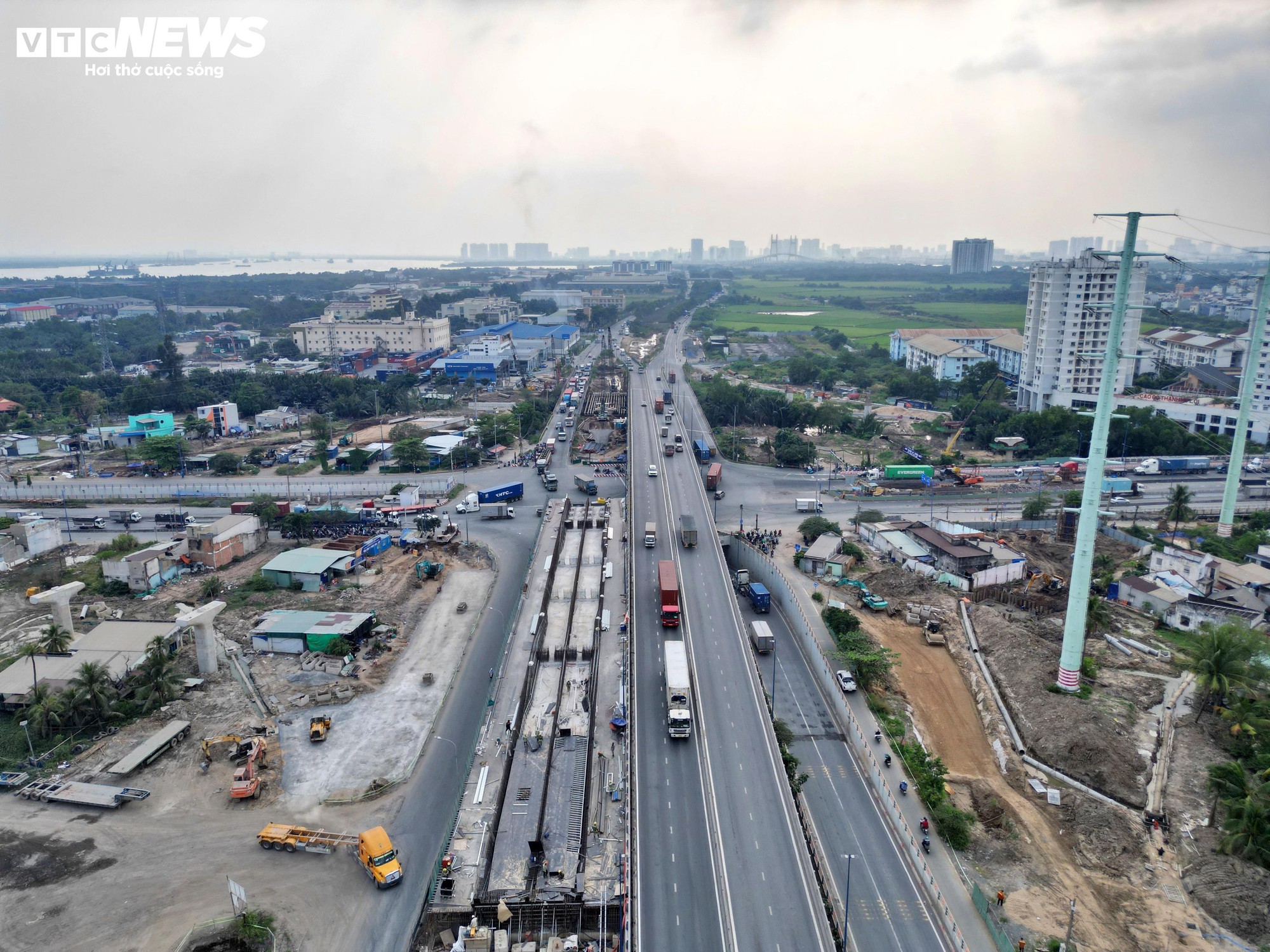 Nút giao kẹt xe bậc nhất TP.HCM tăng tốc thi công sau nhiều lần chậm tiến độ - Ảnh 1