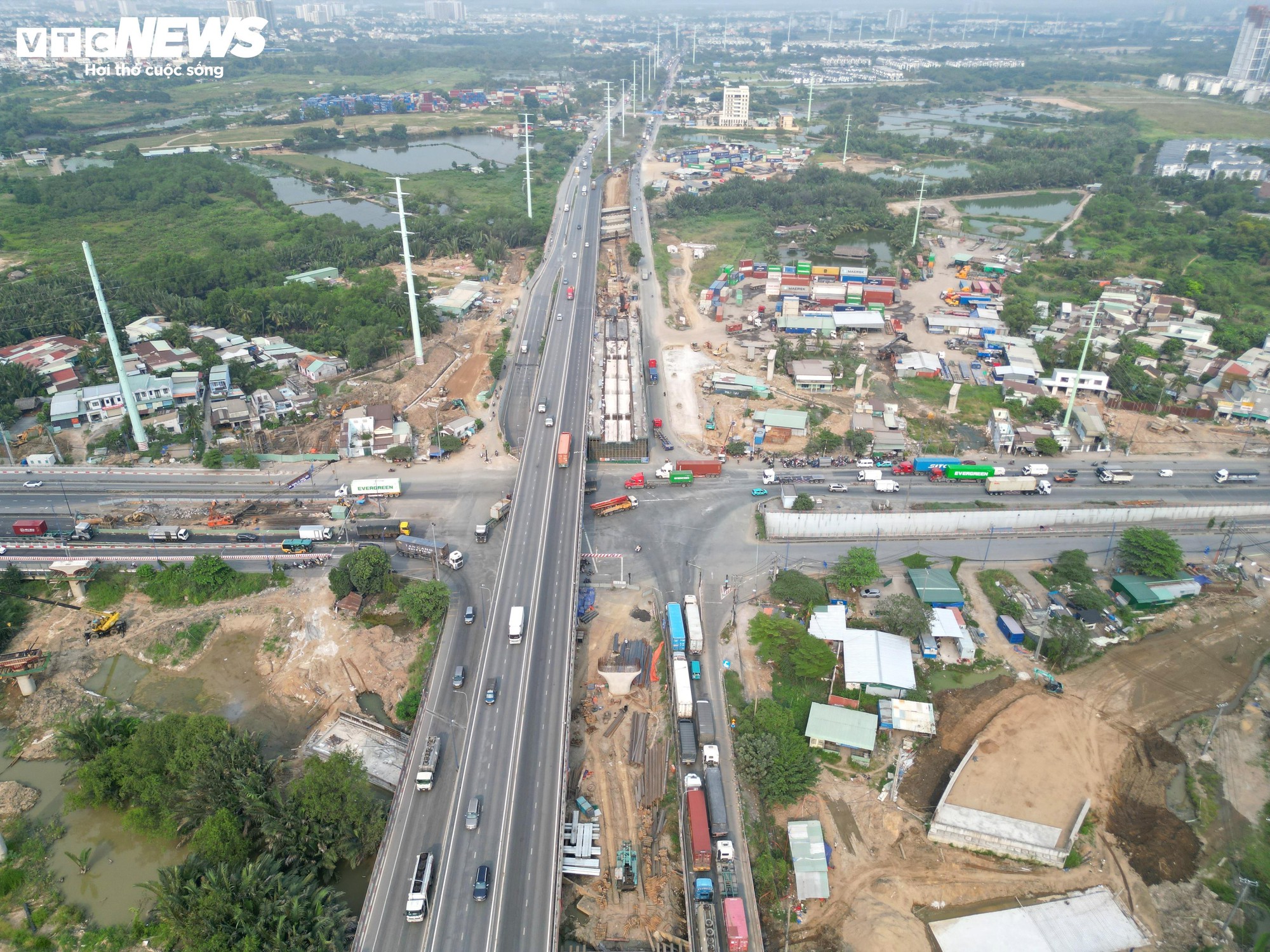 Nút giao kẹt xe bậc nhất TP.HCM tăng tốc thi công sau nhiều lần chậm tiến độ - Ảnh 18