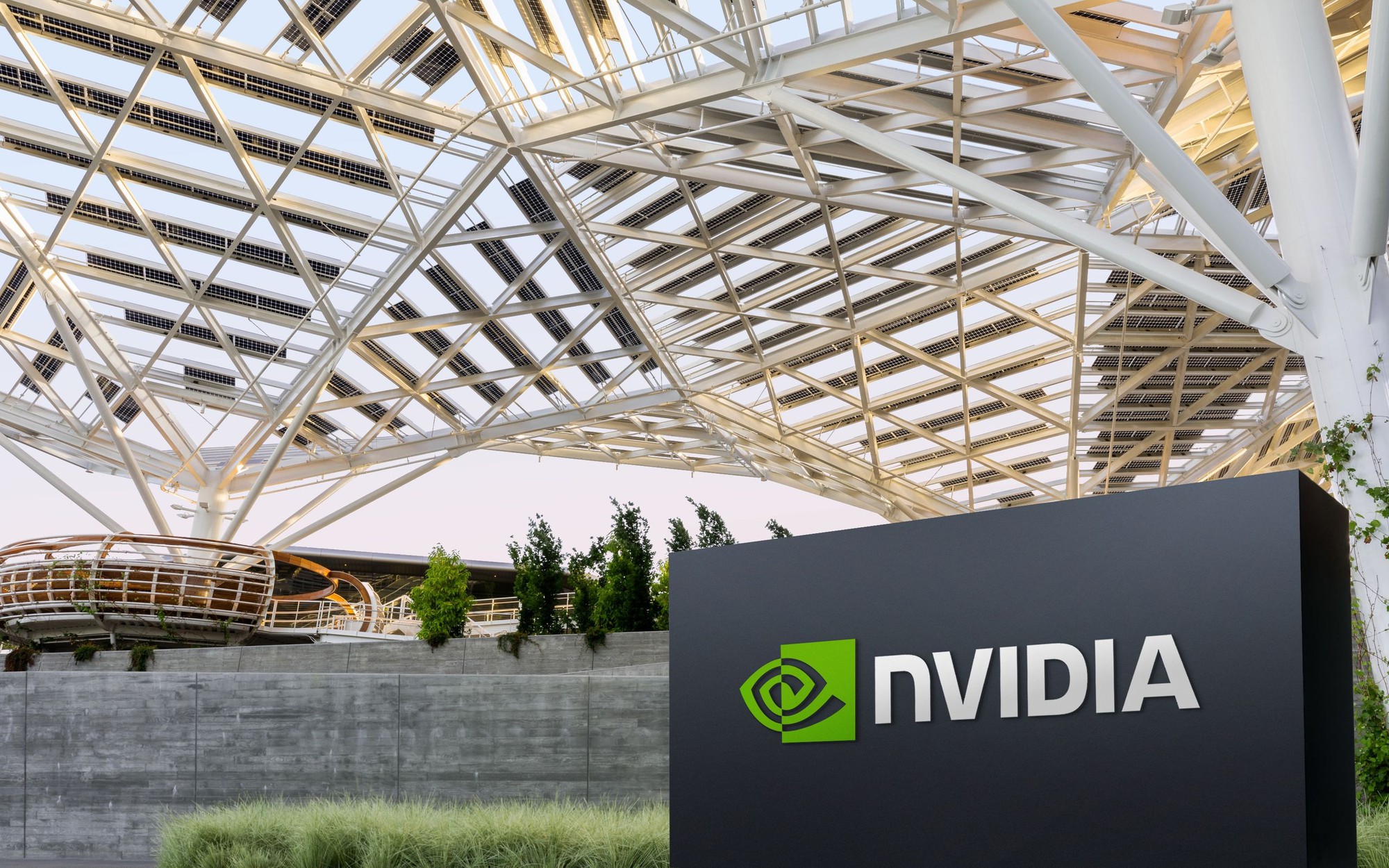 Reuters: Nvidia dự định giao chip H200 cho khách hàng Trung Quốc vào giữa tháng 2 - Ảnh 1