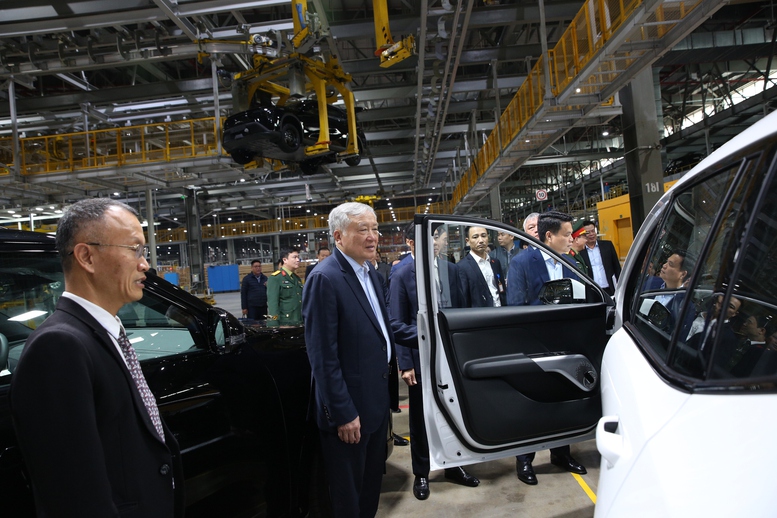 Phó Thủ tướng Thường trực Nguyễn Hòa Bình thăm Công ty VinFast và Cảng container Quốc tế Hateco Hải Phòng - Ảnh 3