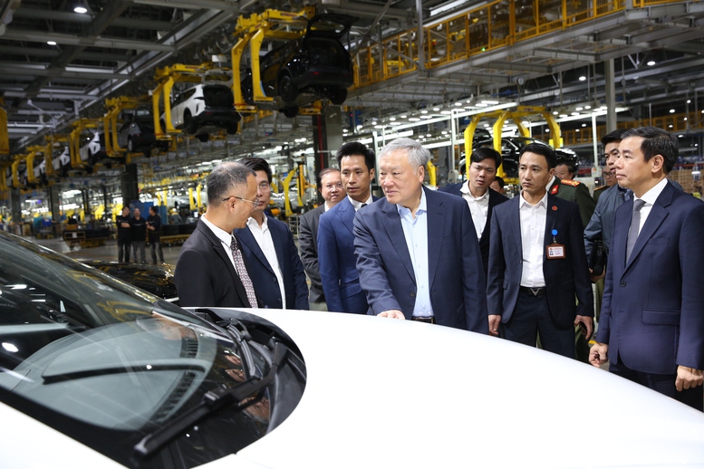 Phó Thủ tướng Thường trực Nguyễn Hòa Bình thăm Công ty VinFast và Cảng container Quốc tế Hateco Hải Phòng - Ảnh 2