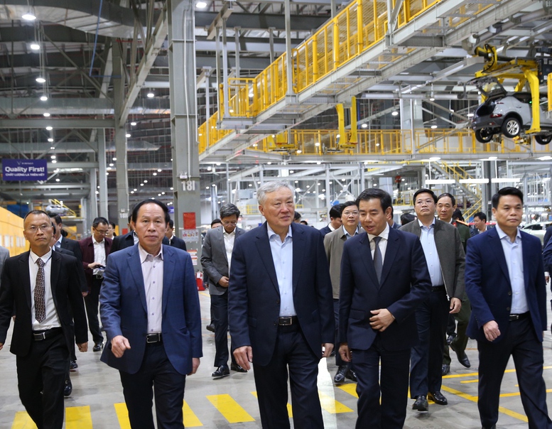 Phó Thủ tướng Thường trực Nguyễn Hòa Bình thăm Công ty VinFast và Cảng container Quốc tế Hateco Hải Phòng - Ảnh 1