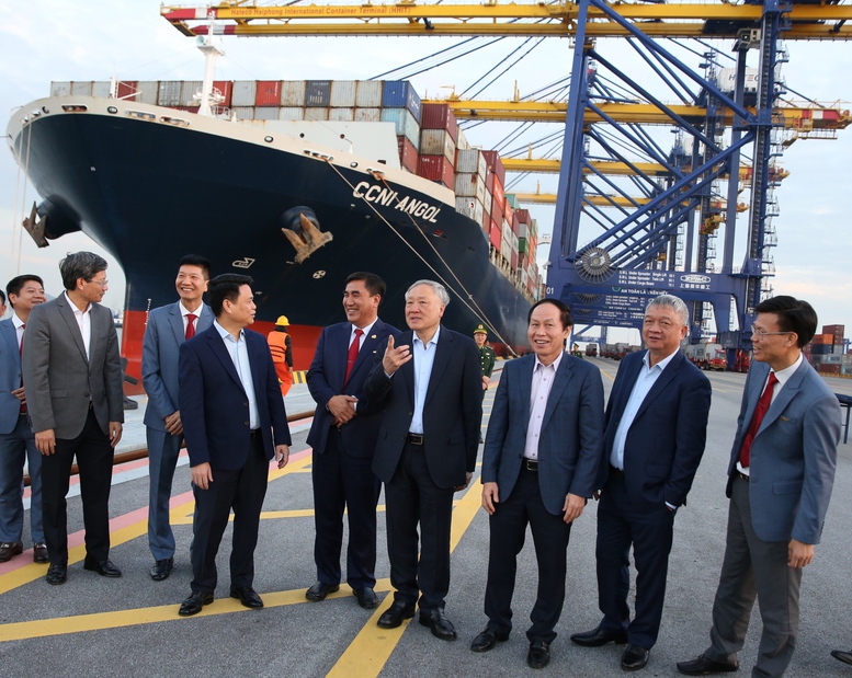 Phó Thủ tướng Thường trực Nguyễn Hòa Bình thăm Công ty VinFast và Cảng container Quốc tế Hateco Hải Phòng - Ảnh 9