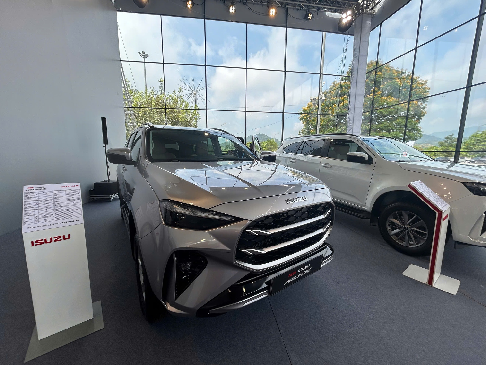 Đề xuất giảm 6 triệu đồng lệ phí khi đăng ký xe ô tô ở Hà Nội và TPHCM - Ảnh 1