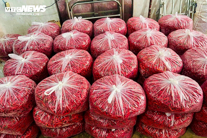 Ớt tươi ở TP.HCM vẫn neo giá 160.000 đồng/kg - Ảnh 1