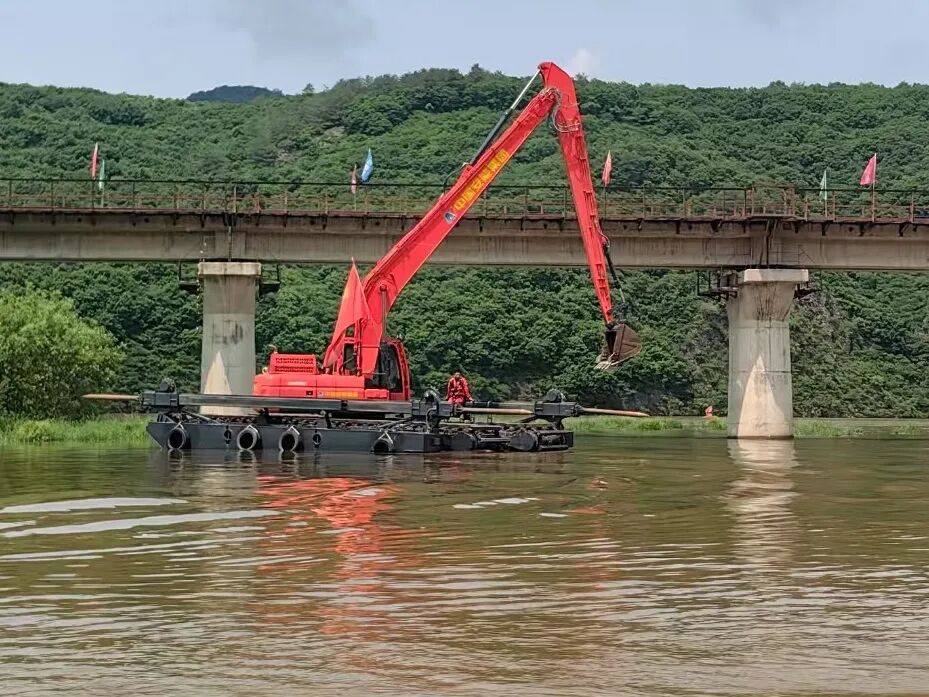 Phát minh của Trung Quốc làm rung chuyển ngành xây dựng và cứu hộ: máy xúc 'biến hình' thành tàu thủy, hoạt động liên tục 12 giờ giữa vùng lũ lụt - Ảnh 3