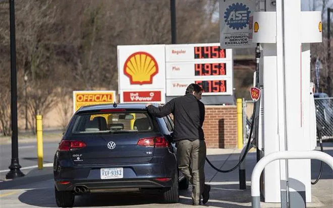 Giá xăng tại Mỹ giảm kỷ lục - Ảnh 1