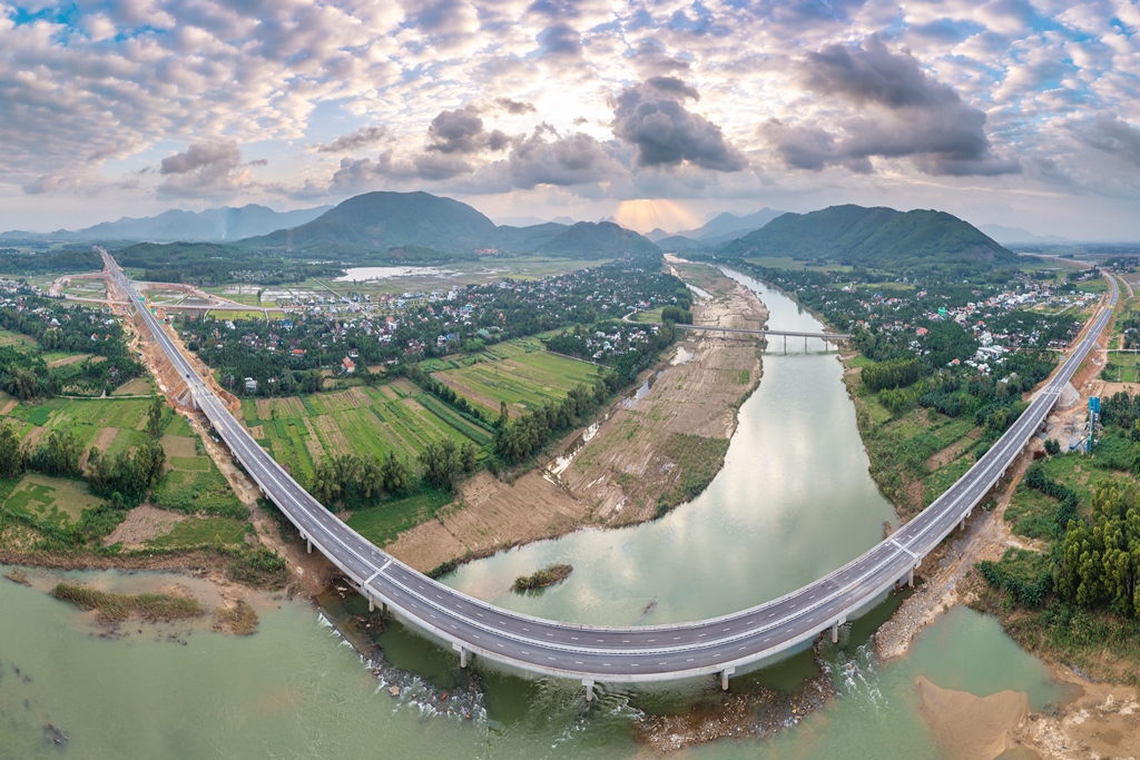 Cận cảnh đường cao tốc Quảng Ngãi – Hoài Nhơn dài 88 km trước giờ G - Ảnh 5