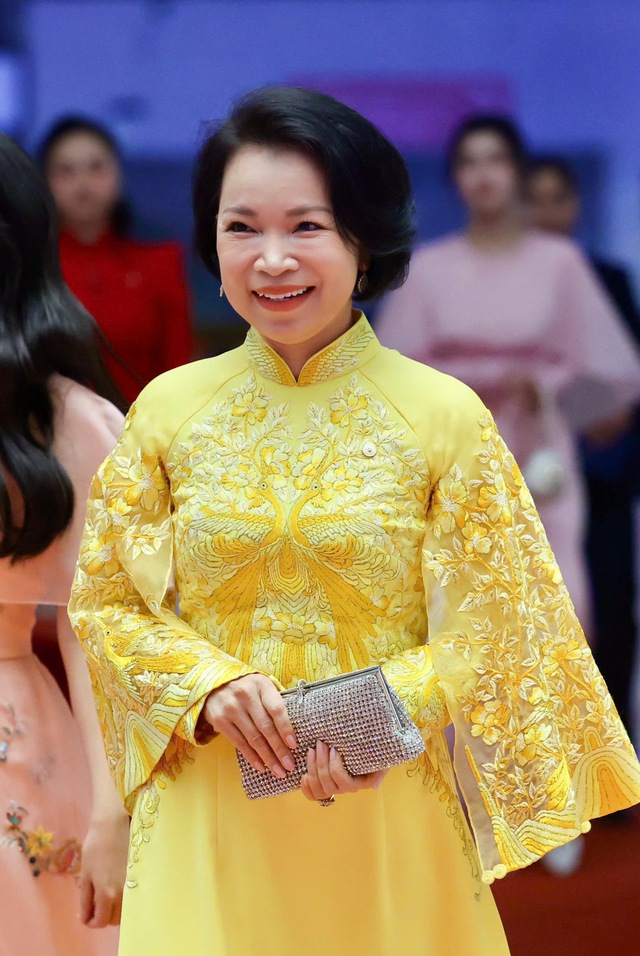 Khung hình hiếm có ở VinFuture 2025: Tỷ phú Phạm Nhật Vượng và hai con trai chọn phụ kiện giống hệt nhau - Ảnh 3