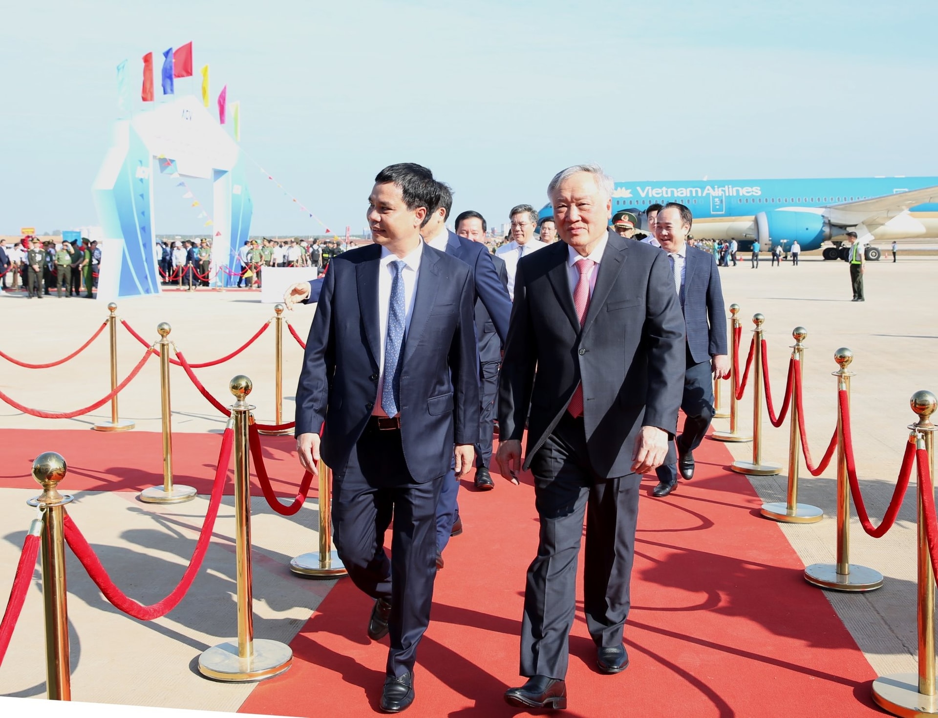 Đúng 6h30', Phó Thủ tướng đi chuyến bay tới dự án 16 tỷ USD: Thời khắc trọng đại của công trình 5 sao - Ảnh 1