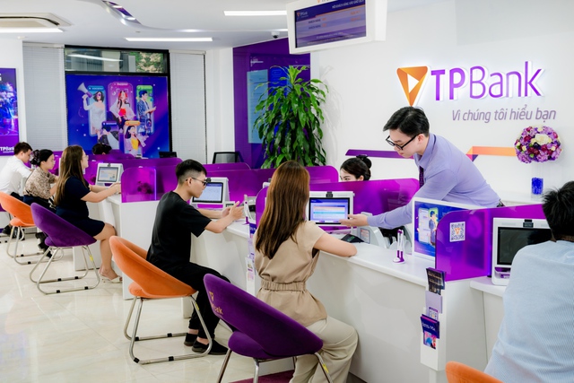 TPBank ưu tiên giảm lãi suất, đồng hành cùng người dân vùng lũ vượt khó - Ảnh 1