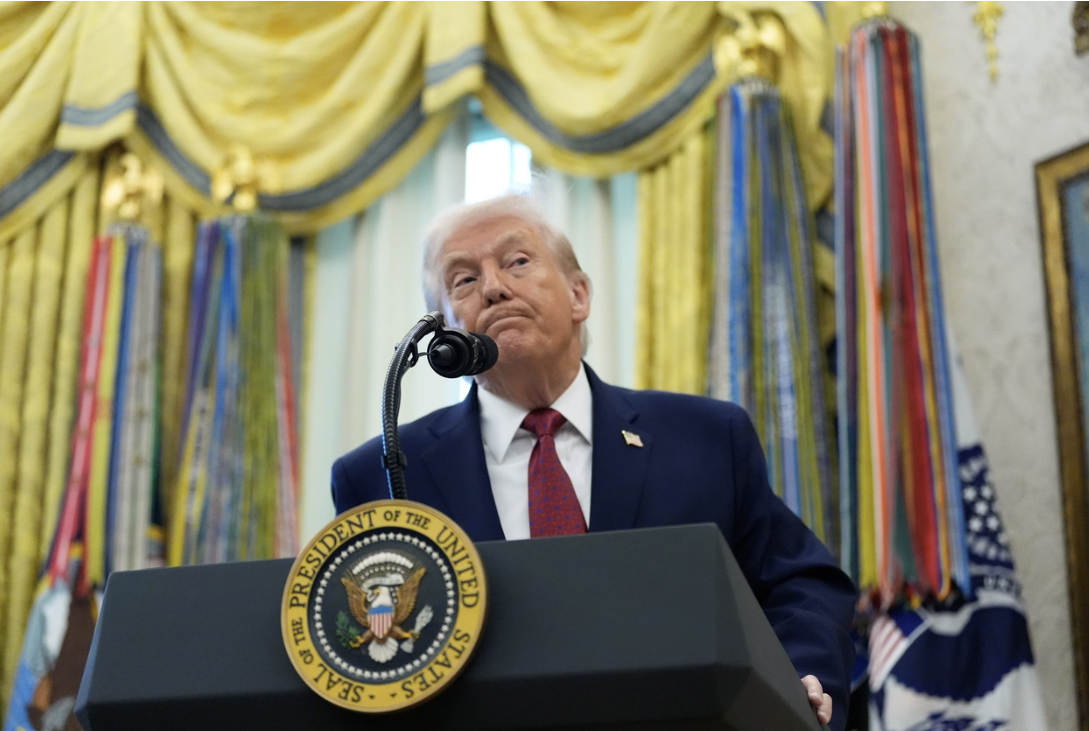 Ông Donald Trump ra sắc lệnh mới về cấm nhập cảnh - Ảnh 1