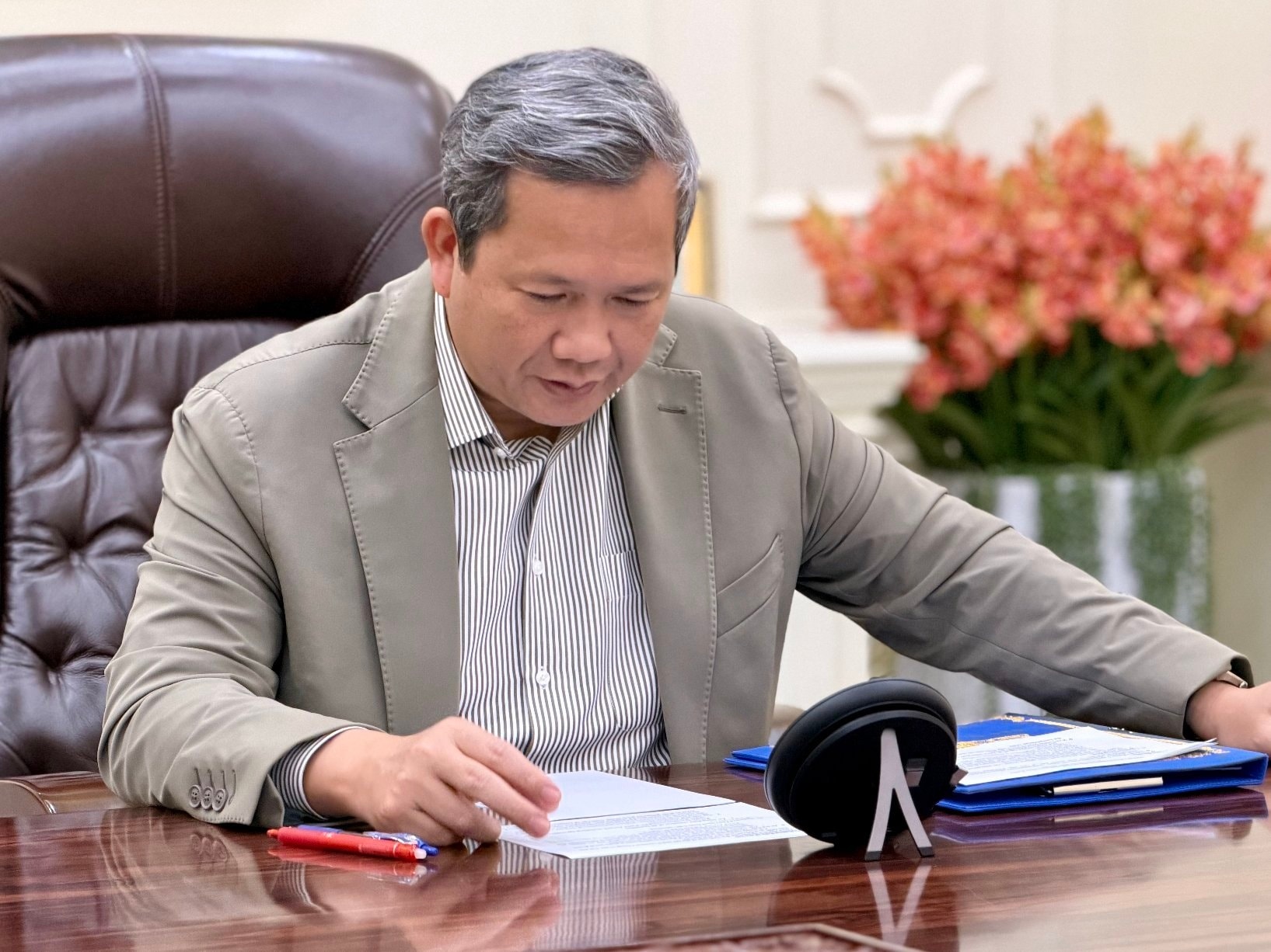 Thủ tướng Campuchia lên tiếng, quân đội Thái Lan nhấn mạnh "chỉ phòng thủ" - Ảnh 1