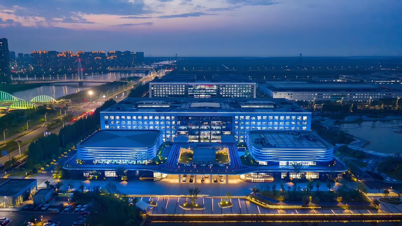 Geely sau 40 năm: từ xưởng linh kiện tủ lạnh đến hệ sinh thái ô tô toàn cầu, phóng cả vệ tinh - Ảnh 3