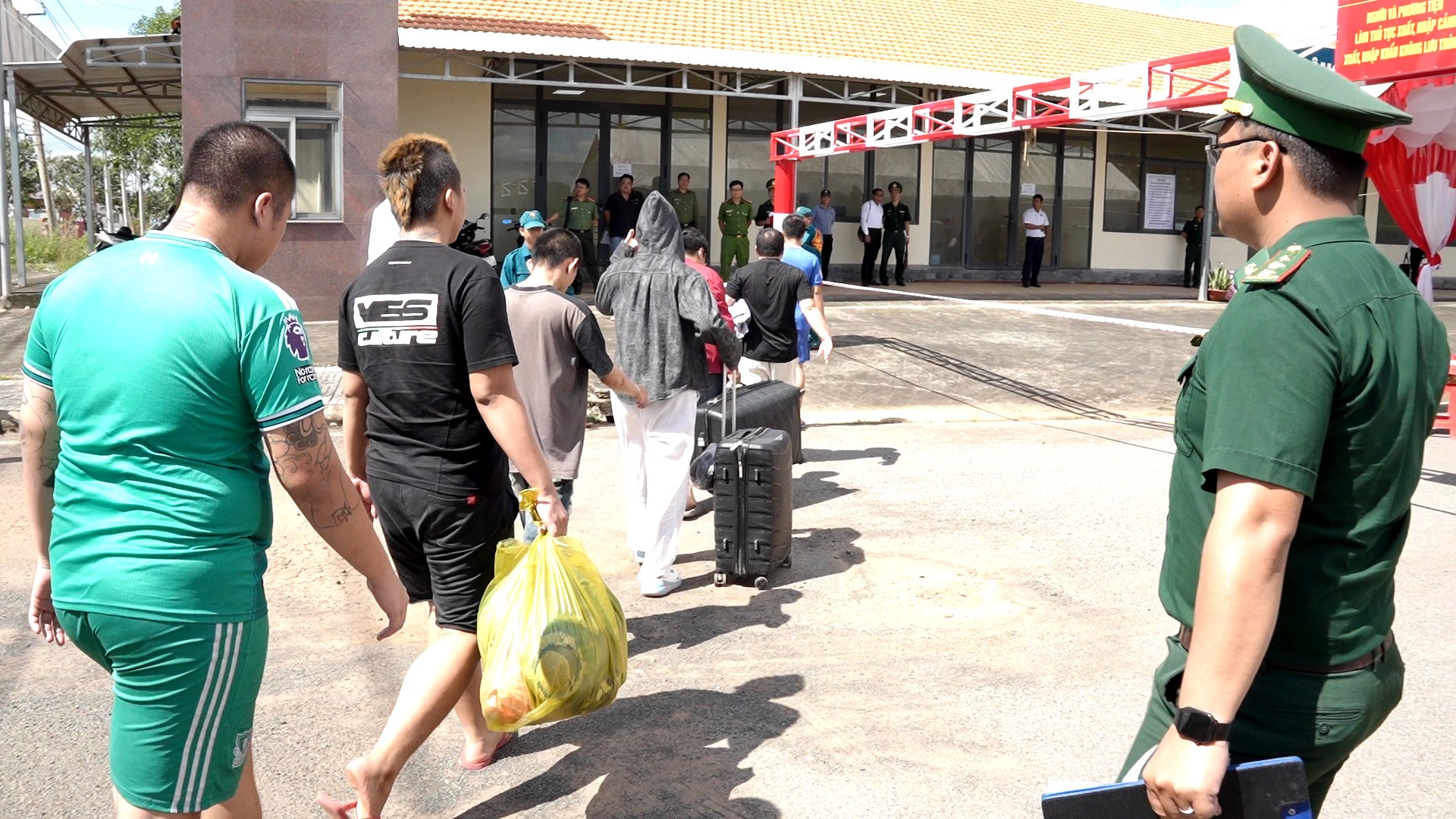 Nam thanh niên sang Campuchia làm “việc nhẹ lương cao” bị cưỡng ép cắt bỏ một quả thận: Vết sẹo dài bên mạn sườn gây ám ảnh - Ảnh 1