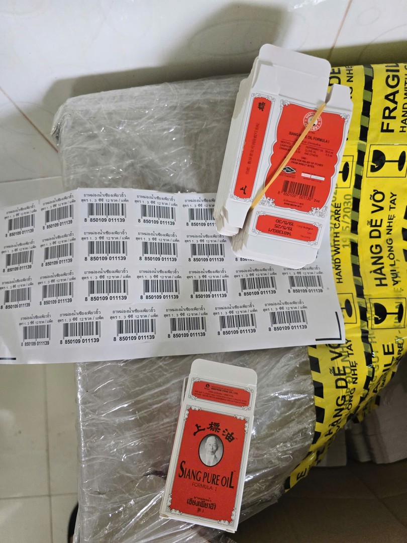 Kiểm tra một căn nhà không số, công an triệt phá đường dây sản xuất dầu gió 'quốc dân' từ hóa chất công nghiệp, tịch thu hơn 4.300 sản phẩm giả - Ảnh 2