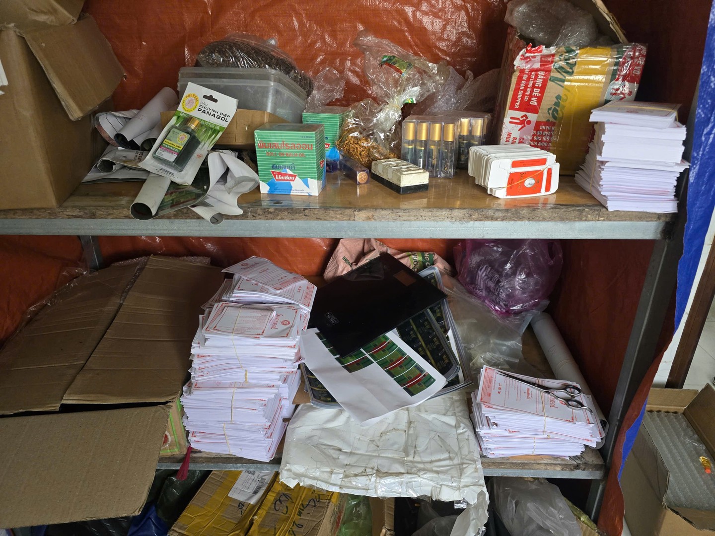 Kiểm tra một căn nhà không số, công an triệt phá đường dây sản xuất dầu gió 'quốc dân' từ hóa chất công nghiệp, tịch thu hơn 4.300 sản phẩm giả - Ảnh 1