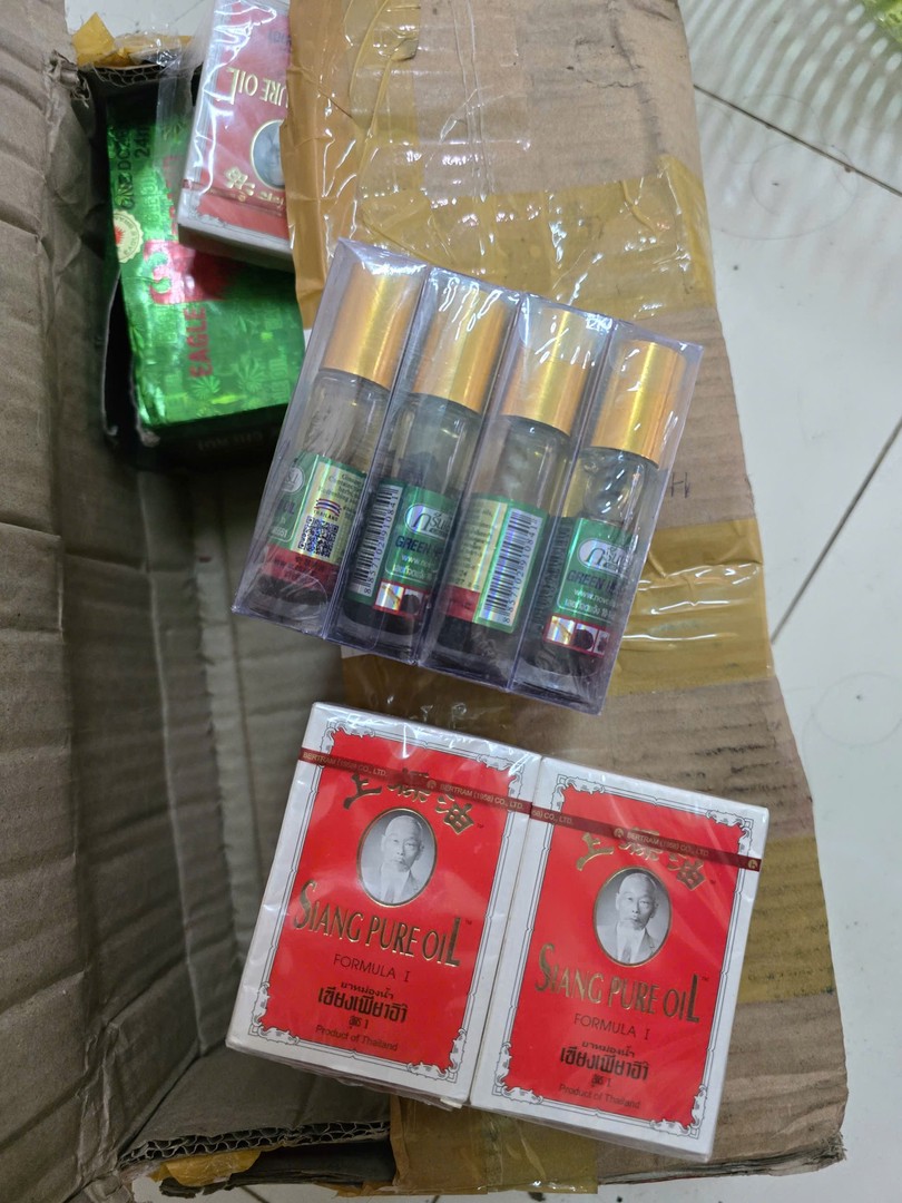 Kiểm tra một căn nhà không số, công an triệt phá đường dây sản xuất dầu gió 'quốc dân' từ hóa chất công nghiệp, tịch thu hơn 4.300 sản phẩm giả - Ảnh 3