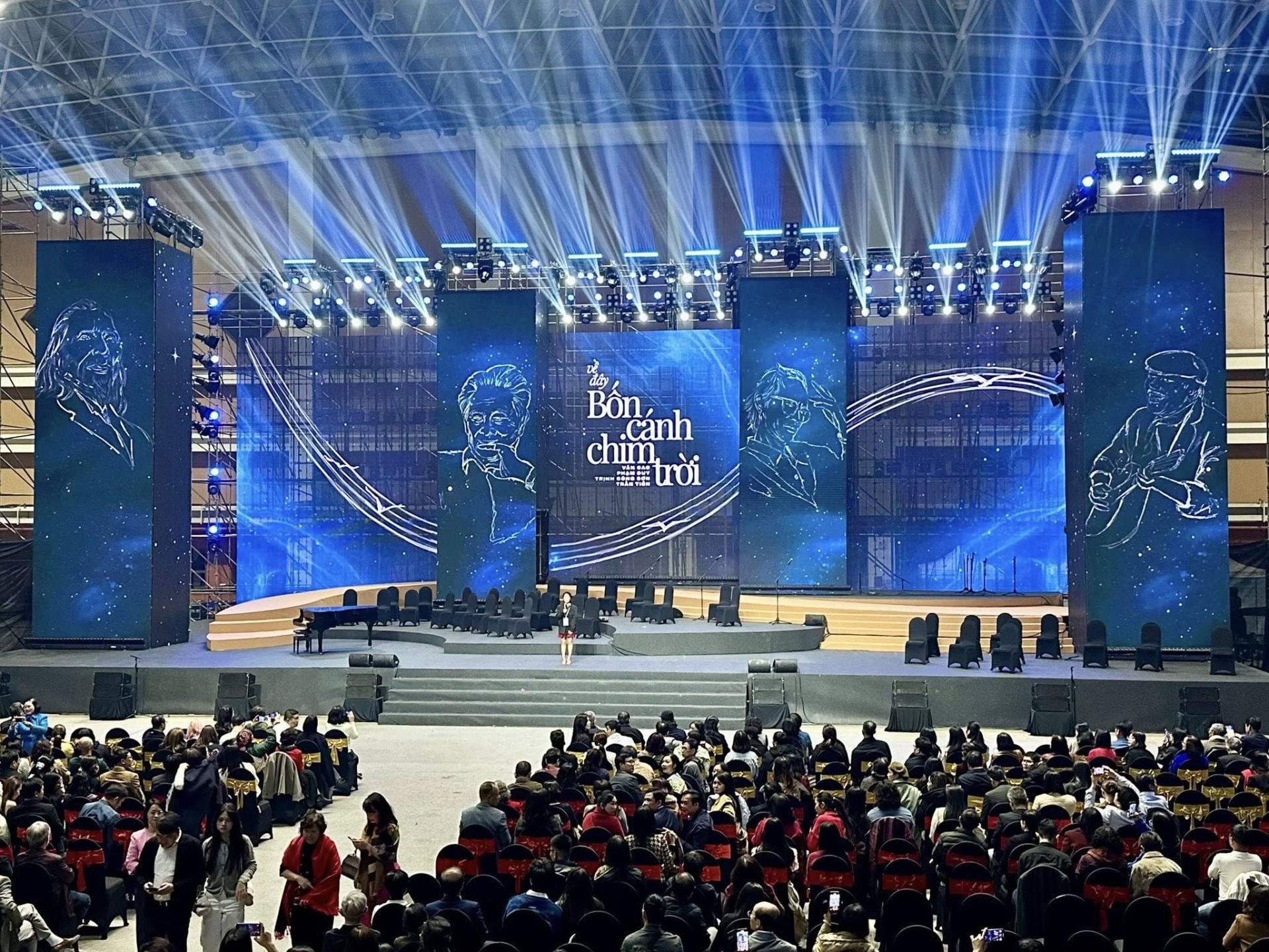 Show diễn "Về Đây Bốn Cánh Chim Trời" hoãn đột ngột sát giờ chót khiến khán giả bức xúc: Công ty nào đứng sau? - Ảnh 1