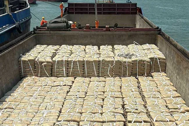 'Vật liệu tỷ đô' của Việt Nam ồ ạt tràn sang Lào với giá cực rẻ: thuế nhập khẩu 5%, sản lượng 100 triệu tấn/năm - Ảnh 1