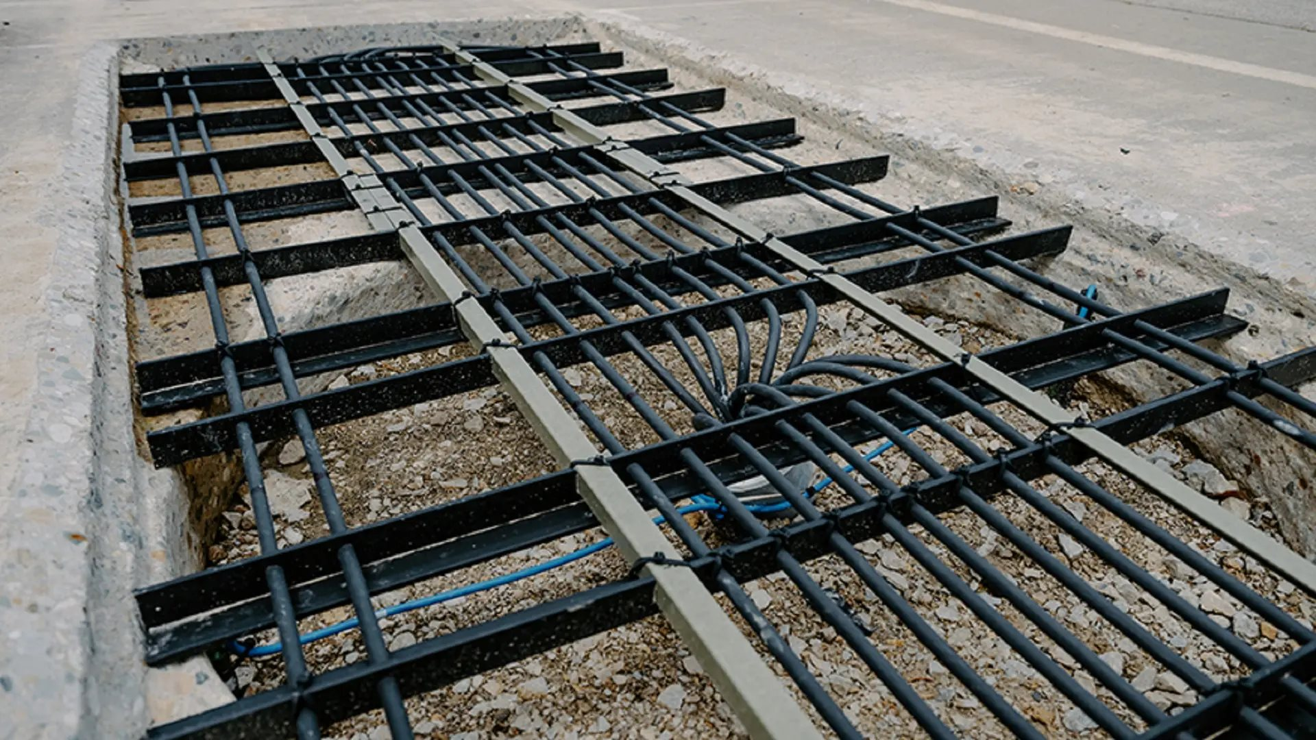 Phát minh có thể thay đổi tương lai ngành vận tải: xe điện vừa sạc vừa đi ở tốc độ 105 km/h, hệ thống pin nằm sâu dưới mặt đường cao tốc - Ảnh 1