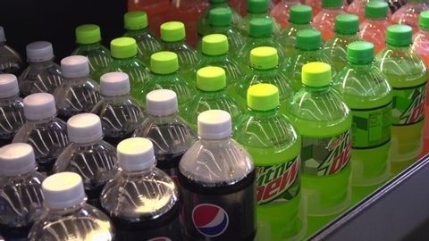 Đột kích 3 cơ sở, công an Ấn Độ triệt phá đường dây buôn bán nước ngọt giả quy mô lớn, hơn 175 thùng sản phẩm nhái bị tịch thu - Ảnh 1