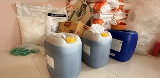 Một trung tướng người Thái Lan chỉ huy cuộc đột kích, tóm gọn đường dây sản xuất nước tương, cà phê giả quy mô lớn, tịch thu hơn 240.000 sản phẩm và loạt chai lọ, máy trộn - Ảnh 3