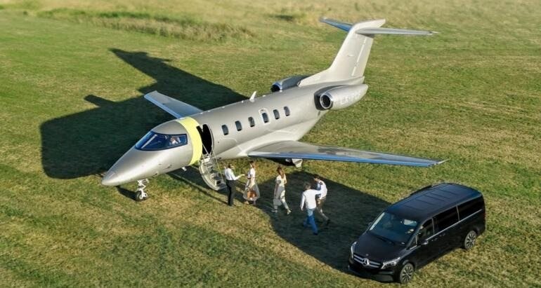 Quên Bitcoin đi: Nếu bỏ 10.000 USD mua cổ phiếu Nvidia đợt IPO, giờ bạn có thể mua 1 chiếc máy bay riêng của Jeff Bezos, 1 chiếc Bugatti Tourbillon 1.800 HP mà vẫn dư 55 triệu USD trong tài khoản - Ảnh 2