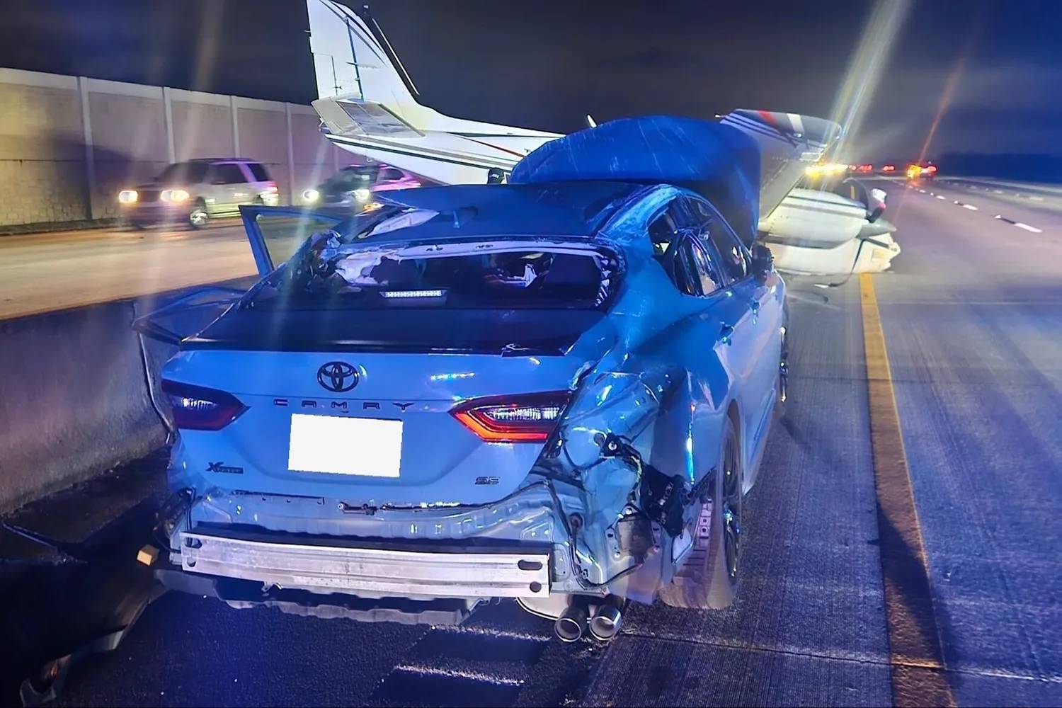 Kinh hoàng cảnh máy bay rơi xuống đường, đâm thẳng vào ô tô trên cao tốc - Ảnh 2