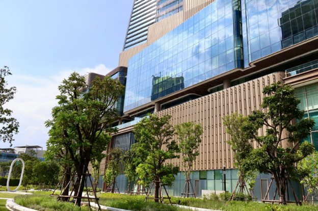 Người mua penthouse triệu USD có ‘bãi đỗ xe trên mây’, người thì bám víu giấc mơ an cư, chật vật để không phải bán nhà: Mảng sáng tối trên thị trường bất động sản ĐNA - Ảnh 1