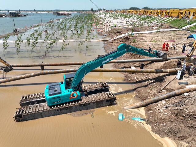 Phát minh của Trung Quốc làm rung chuyển ngành xây dựng và cứu hộ: máy xúc 'biến hình' thành tàu thủy, hoạt động liên tục 12 giờ giữa vùng lũ lụt - Ảnh 4