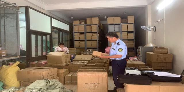 Công an Hà Nội ập vào một ngôi nhà trên phố Hoàng Công Chất - Ảnh 1