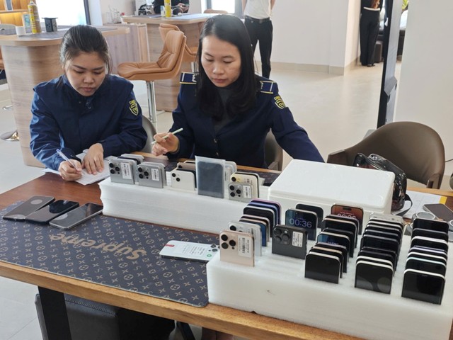 Tạm giữ hàng chục chiếc iPhone cũ nhập lậu - Ảnh 2