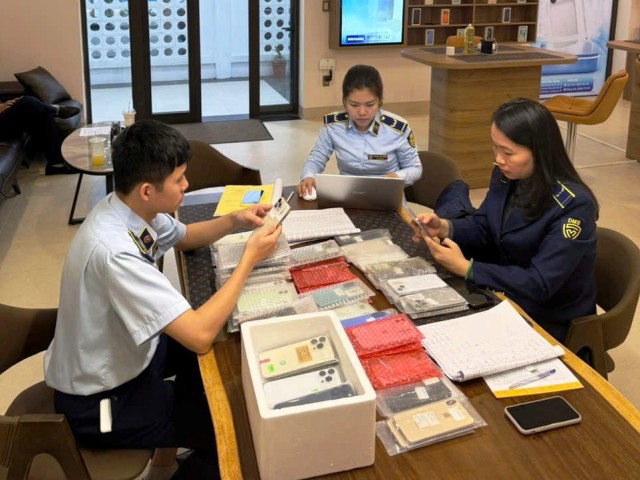 Tạm giữ hàng chục chiếc iPhone cũ nhập lậu - Ảnh 1