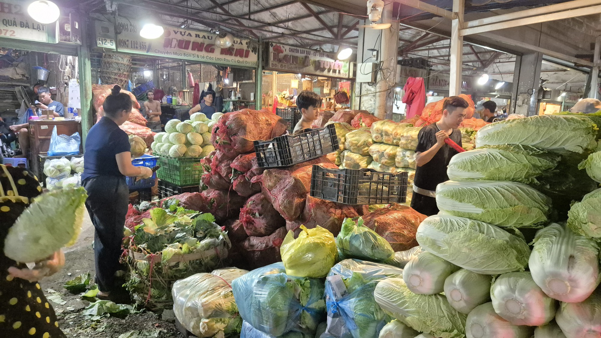 Giá rau, trái cây ở chợ đầu mối bắt đầu rẻ - Ảnh 1