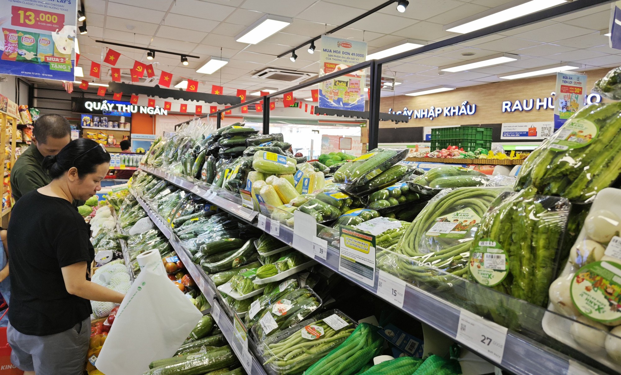 Giá rau, trái cây ở chợ đầu mối bắt đầu rẻ - Ảnh 2