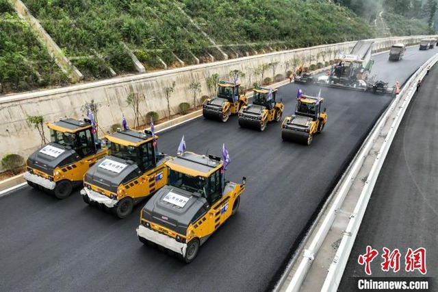 Kỳ tích xây dựng tại Trung Quốc: Rải 8.000 tấn nhựa đường, hoàn thiện tuyến cao tốc huyết mạch chỉ trong 6 giờ - Ảnh 2