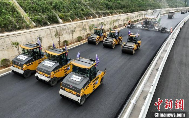 Kỳ tích xây dựng tại Trung Quốc: Rải 8.000 tấn nhựa đường, hoàn thiện tuyến cao tốc huyết mạch chỉ trong 6 giờ - Ảnh 1